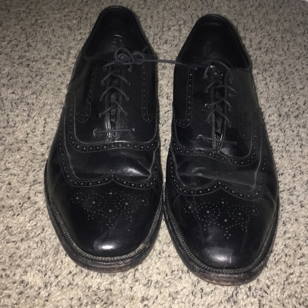 Men’s black dress shoes great condition size 13.